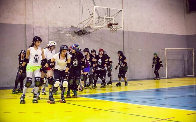 O objetivo do roller derby é fazer as jogadores passarem pela barreira da equipe adversária
