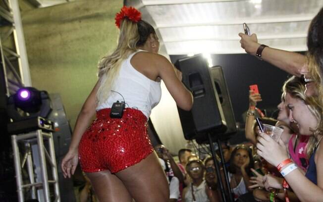 Valesca Popozuda faz show em camarote no Rio