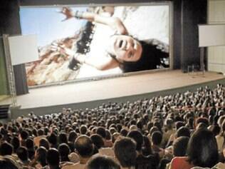 Carteira falsa. Mecanismo que dá desconto em cinemas e eventos é um dos exemplos de pequenas corrupções diárias