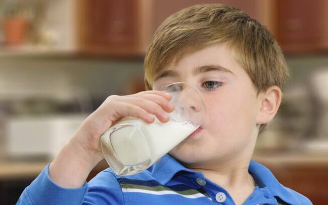 Se você ou seus filhos não têm nenhum tipo de alergia ou intolerância, consuma leite porque gosta e em quantidades moderadas, mas não espere inúmeros benefícios