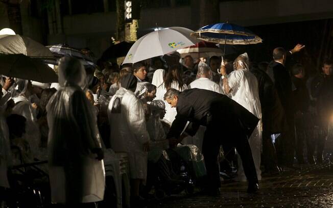 Fiéis aguardam a chegada do papa no Hospital São Francisco de Assis, nesta quarta-feira (24)