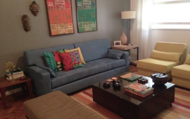 Com a reforma dos sofás sugerida pelo Bora Decora, sala ganhou mais cor e alegria. A parede e o tapete também acompanharam a mudança