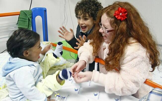 Elenco de 'Carrossel' anima crianças do Instituto de Tratamento do Câncer Infantil 