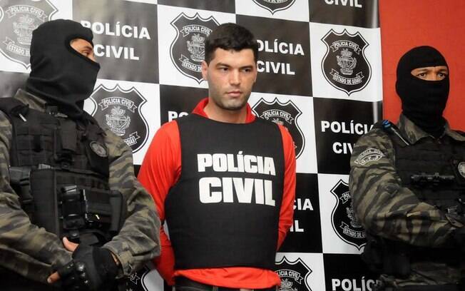 O vigia Tiago Rocha é cercado por policiais no momento de sua prisão, em outubro de 2014