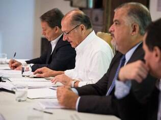 Geraldo Alckmin (centro) entre o vice-governador Márcio França (à frente) e o secretário Edson Aparecido (fundo)