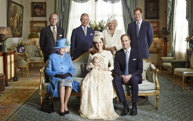Kate e William divulgam fotos oficiais do batizado do príncipe George