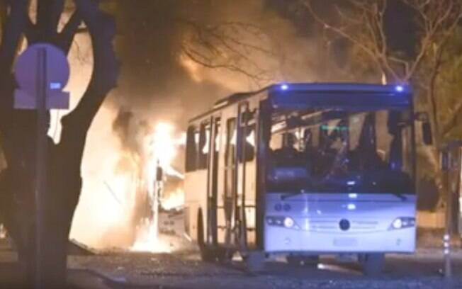 Ao menos cinco pessoas morrem em explosão de carro-bomba na capital da Turquia