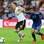 Özil, da Alemanha, recebe a marcação de Maniatis. Foto: Getty Images