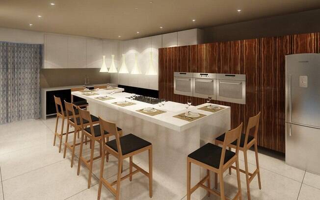 A cozinha gourmet de 45m², planejada por Denise, recebeu aconchego na presença de móveis em madeira e de um painel com estética irregular