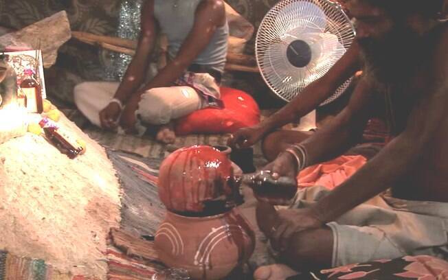 Canibalismo tribal: o ritual é uma resposta à crença de que os Khakhua-Kumu ingerem as almas de suas vítimas. Foto: Reprodução/Youtube