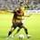 Rivaldo protege a bola contra o lateral Juninho na Ilha do Retiro. Foto: Gazeta Press