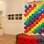 O painel colorido que a designer de interiores Márcia Matos usou no ambiente da ‘Morar Mais por Menos’ do Rio foi produzido com 60 pratinhos descartáveis. Foto: Divulgação