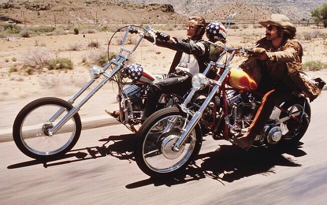 Peter Fonda (à esquerda) com a Harley-Davidson em cena de