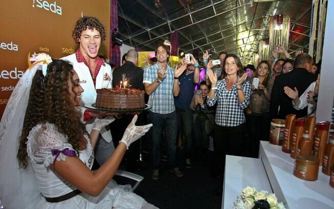 Durante a festa junina, Débora Nascimento ganhou um bolo de aniversário de José Loreto