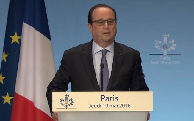 Hollande em coletiva de imprensa na qual confirmou a queda da aeronave no Mar Mediterr&acirc;neo
