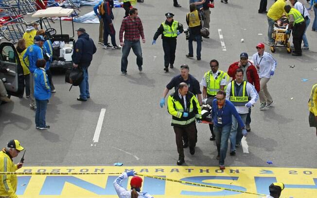 Médicos auxiliam feridos na linha de chegada da maratona de Boston após explosões (15/04)