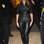 Baixinha e com o quadril largo, a cantora Beyoncé fez a escolha certa: dividiu o volume com uma blusa trabalha nas mangas e não tão curta. Saltão sempre, claro!. Foto: Getty Images