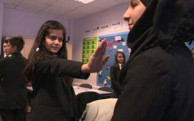 Crianças recebem aulas sobre consentimento sexual em escola no bairro de Hounslow, oeste de Londres