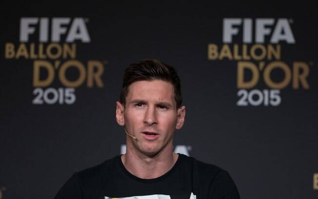 Messi foi eleito o melhor jogador do ano de 2015 Messi foi eleito o melhor jogador do ano de 2015