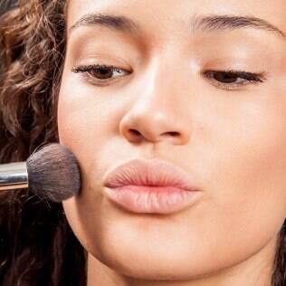 O blush tem o poder de levantar ou derrubar um look. Saiba como
