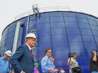 Alckmin (de terno) visita reservatório da Sabesp