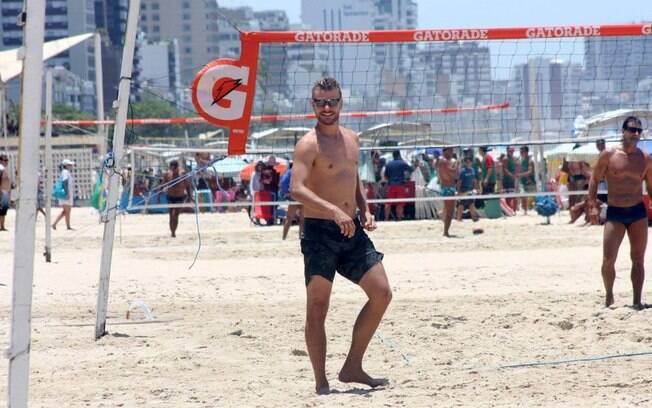 Rodrigo Hilbert aproveito o bom tempo para ir à praia jogar vôlei neste sábado (16)