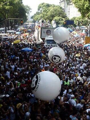 O tradicional Cordão da Bola Preta volta a reunir milhares nas ruas do Rio