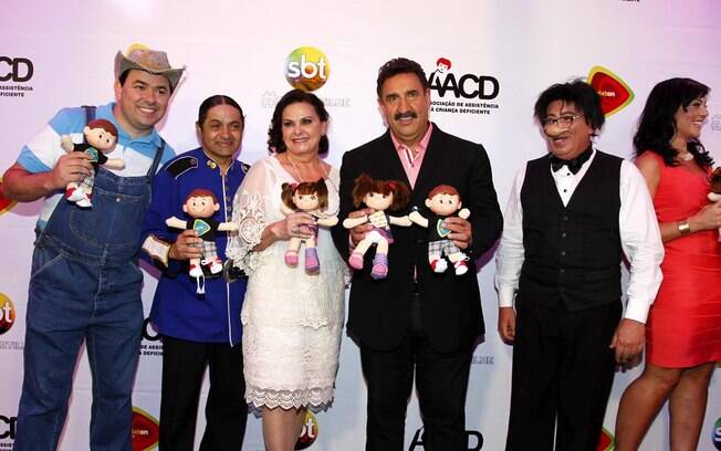 Ratinho posa com elenco de seu programa no Teleton 2013 na noite de sábado (26)