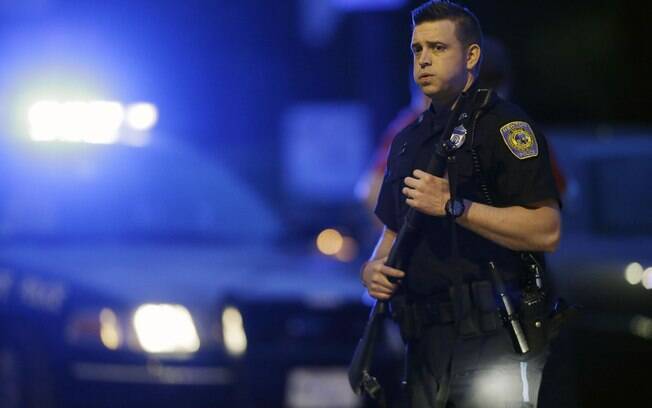 Policial monta guarda em local de busca de suspeito por ataque a Maratona de Boston
