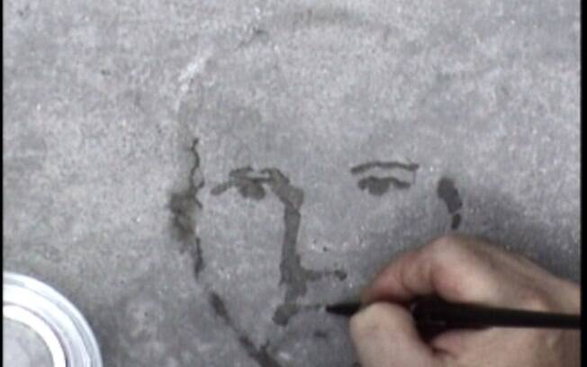 Na interessante video-instalação do colombiano Carlos Muñoz, o retrato não se completa porque o traço em água seca durante o desenho