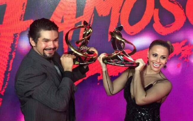 Marcelo Grangeiro e Viviane Araújo com os troféus da 'Dança dos Famosos 2015'