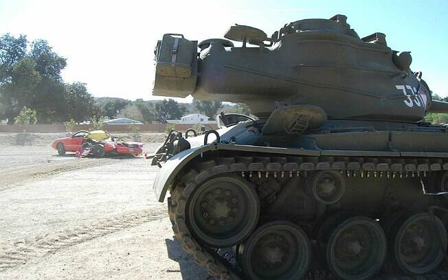 Tanque de Arnold Schwarzenegger e o táxi destruído por ele