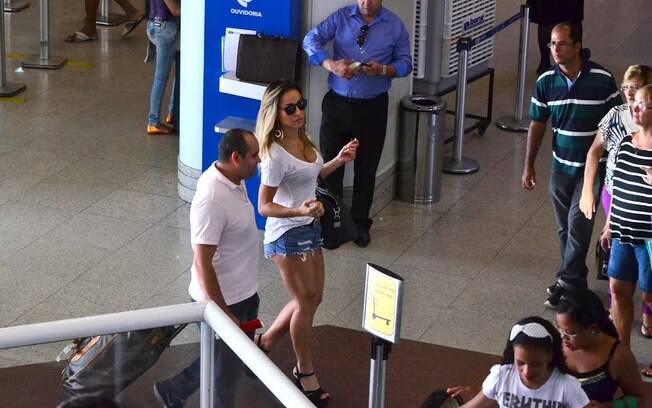 Sabrina Sato circula no aeroporto Santos Dumont com microshort