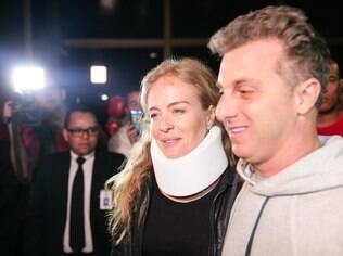 Angélica e Luciano deixaram o hospital na noite desta segunda-feira (25)