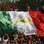 Os tifosi com a bandeira italiana. Foto: AP
