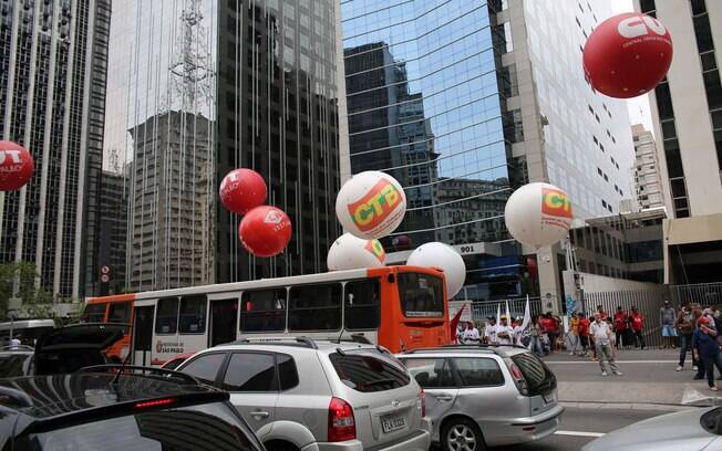 Ato atrapalha trânsito na avenida Paulista, em SP. Foto: Renato S. Cerqueira/Futura Press - 3.10.15