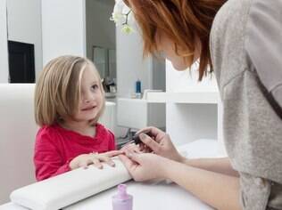 Pintar as unhas de vez em quando, não tem problema. Mas o hábito não deve se tornar uma obsessão da criança