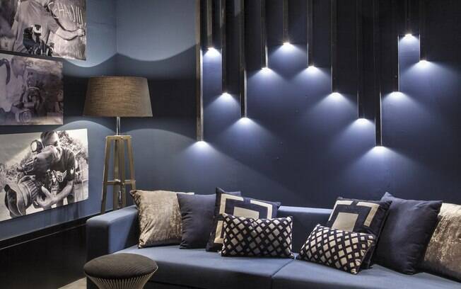 Você pode brincar com a iluminação para criar elementos elegantes na sala, como fez o arquiteto Aldomar Caprini para o Campinas Decor