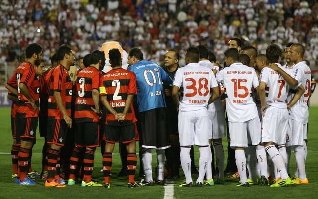 Atletas de São Paulo e Flamengo se reúnem antes do jogo em Itu para combinar o protesto