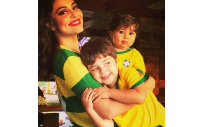Juliana Paes se vestiu de verde e amarelo ao lado dos minitorcedores Pedro e Antônio