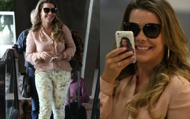 Nesta quarta-feira (12), Fernanda Souza embarcou no aeroporto do Rio de Janeiro e mostrou que a capinha de seu celular é uma auto-homenagem 