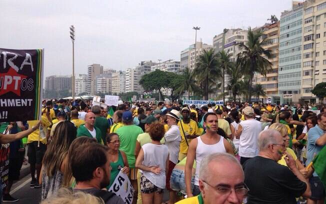 No Rio, assim como em outras cidades onde ocorreu o protesto deste domingo (15), o amarelo predominou nas roupas dos manifestantes. Foto: Nina Ramos/iG Rio