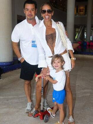 Adriane Galisteu com o marido, Alexandre Iodice, e o filho, Vittorio
