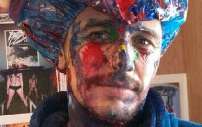 James Franco se exibiu colorido com tinta