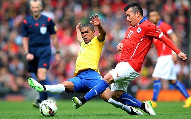 Apesar de se tratar de um amistoso, Brasil e Chile fizeram um jogo pegado e de marcação forte. Foto: Getty Images/Paul Gilham