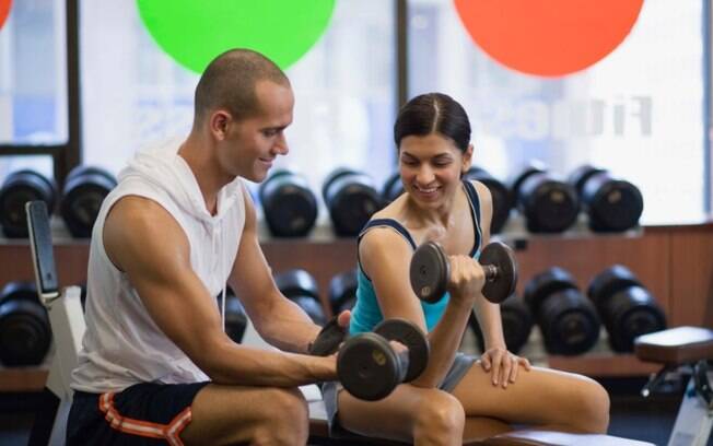 Fazer musculação%3A amplia a utilização da gordura como fonte de energia e estimula o aumento da massa muscular