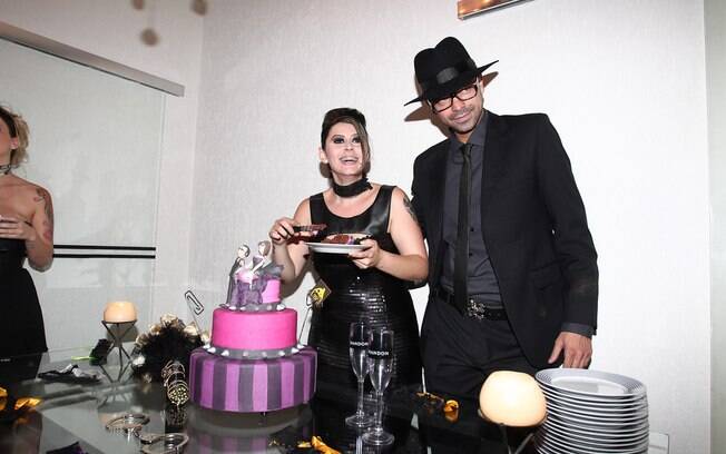 A ex-BBB Mayara corta o provocante bolo de casamento com o marido, Ruy Rufião 