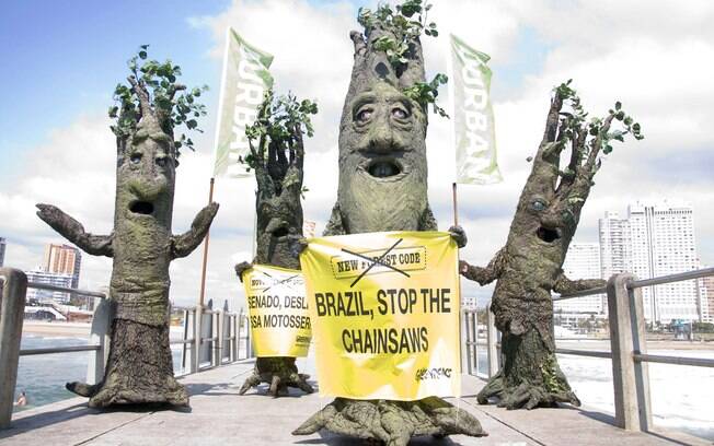 Ativistas do Greenpeace vestidos de árvore protestam contra o novo Código Florestal