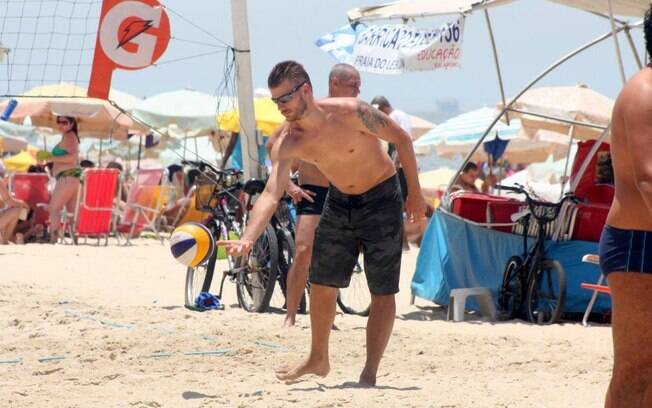 Rodrigo Hilbert na praia neste sábado (16)