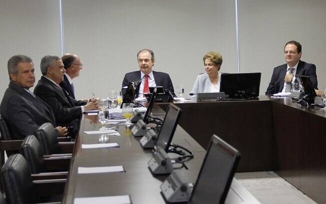 Governador paulista, Alckmin conversa com Mercadante e Dilma Rousseff, nesta sexta-feira